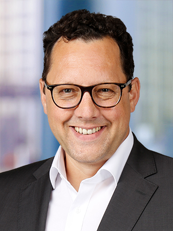 Porträtfoto von Dirk Hoenerbach, Kommunikationsstratege und Autor des Gastbeitrag zu Watermarking und KI Governance